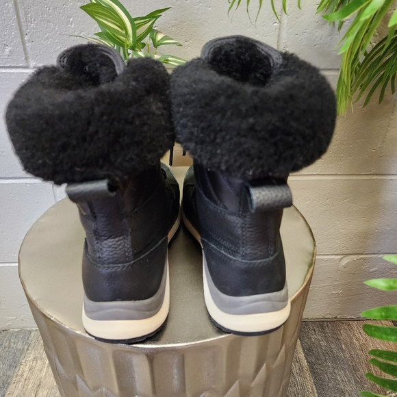 COPY - UGG ADIRONDACK III QUILT BLACK BOOTS Size 7.5 - Picture 7 of 15